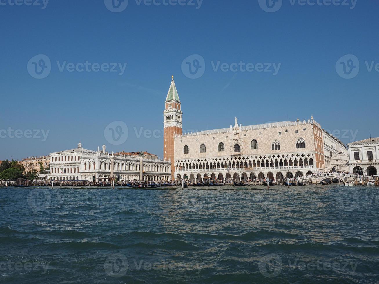 quadrado de São Marcos visto da bacia de São Marcos em Veneza foto