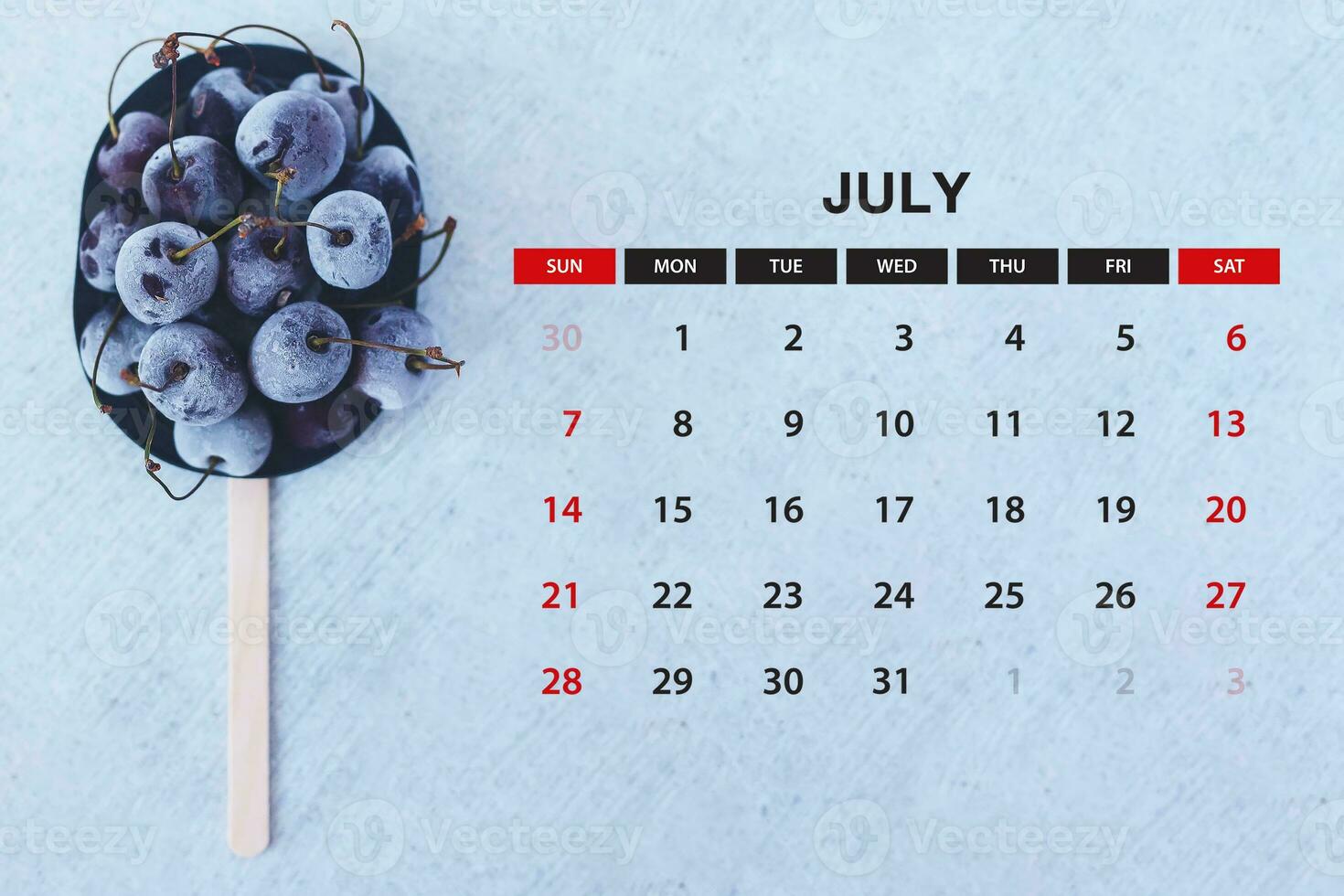 Julho calendário. pilha do congeladas doce cerejas com Julho mês calendário. verão foto