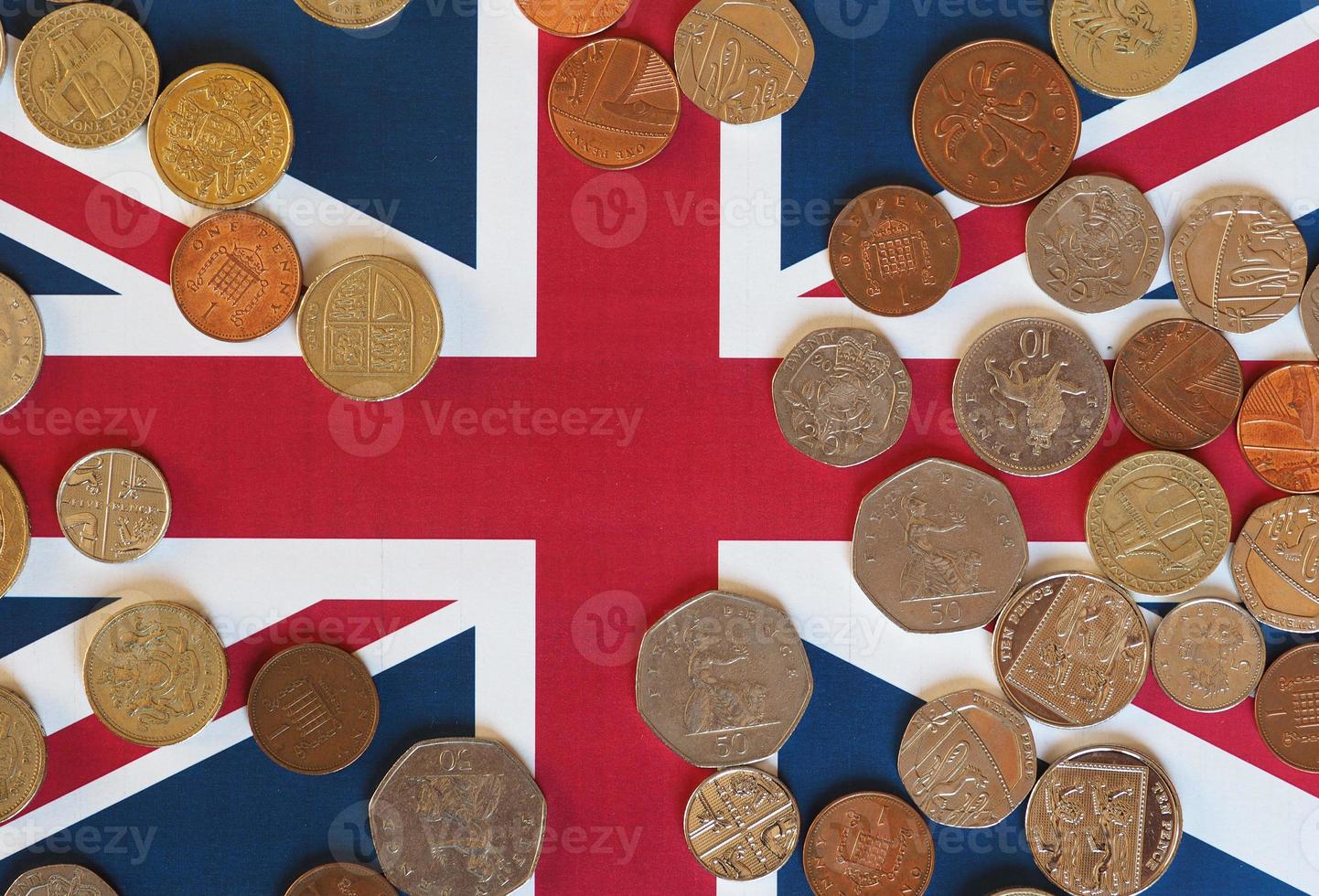 moedas de libra, reino unido sobre a bandeira foto