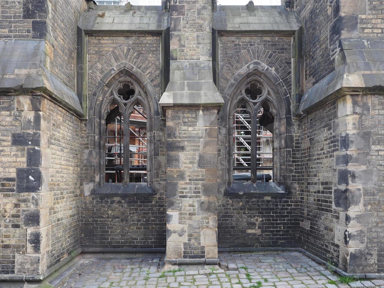 ruínas da igreja de São Nicolau em Hamburgo foto