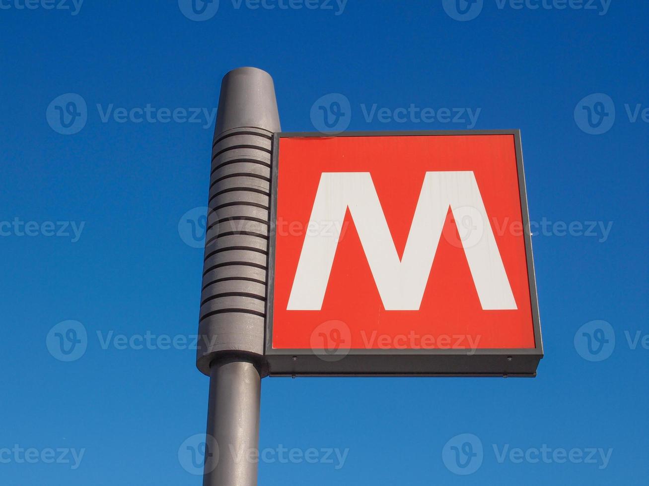 placa do metrô sobre o céu azul foto