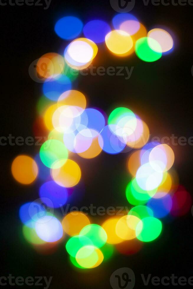 número 6 fez com a bokeh do Natal luzes foto