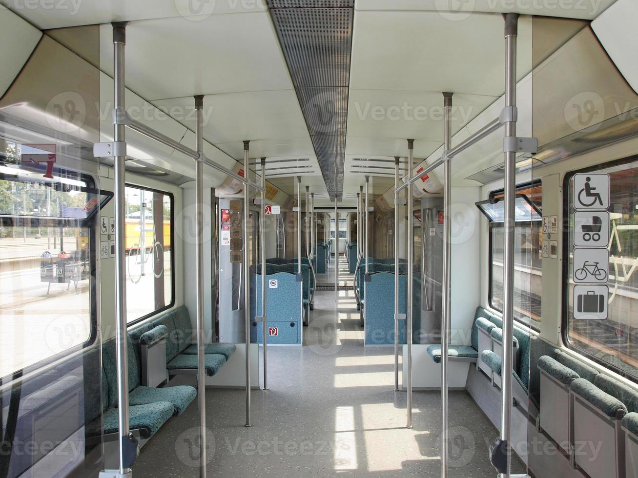 interior do trem vazio foto
