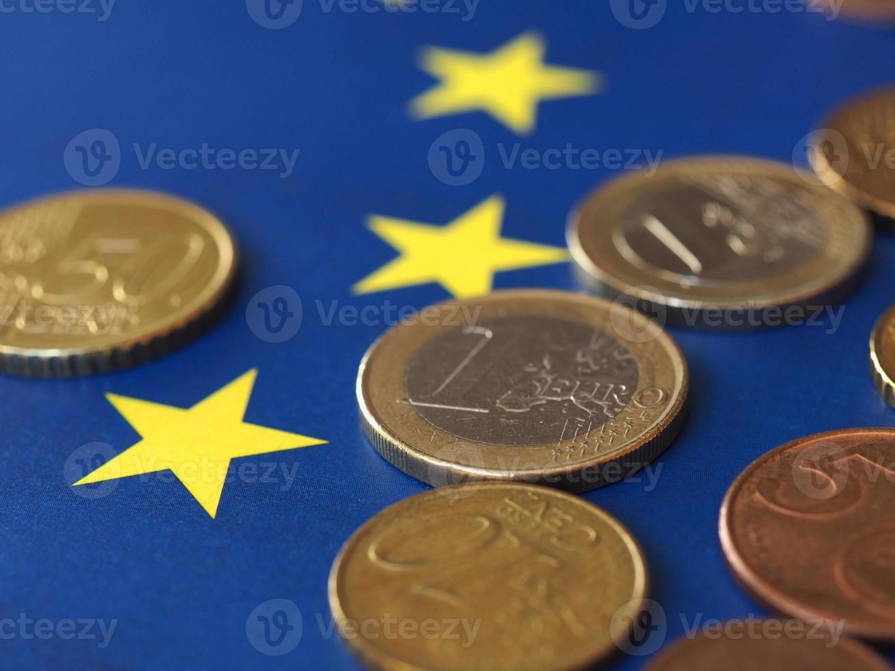 moedas de euro, união europeia, sobre a bandeira foto
