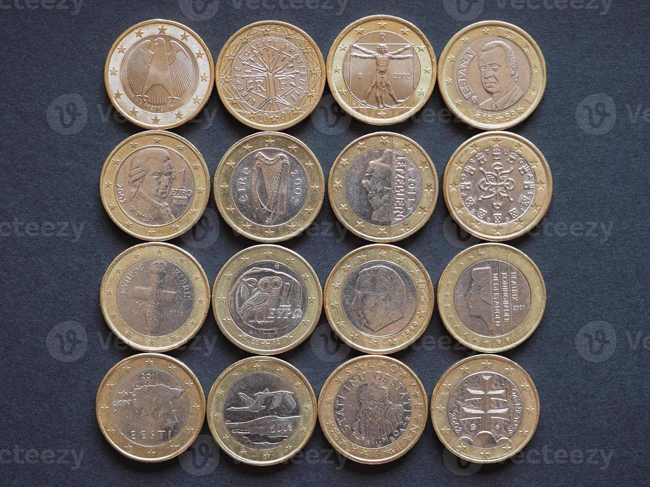 moedas de euro de muitos países foto