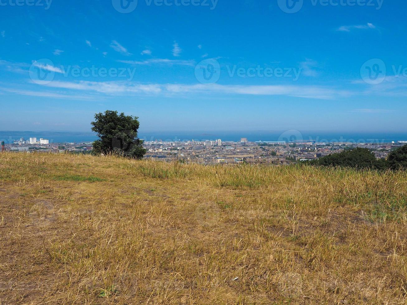 vista aérea de edimburgo de calton hill foto