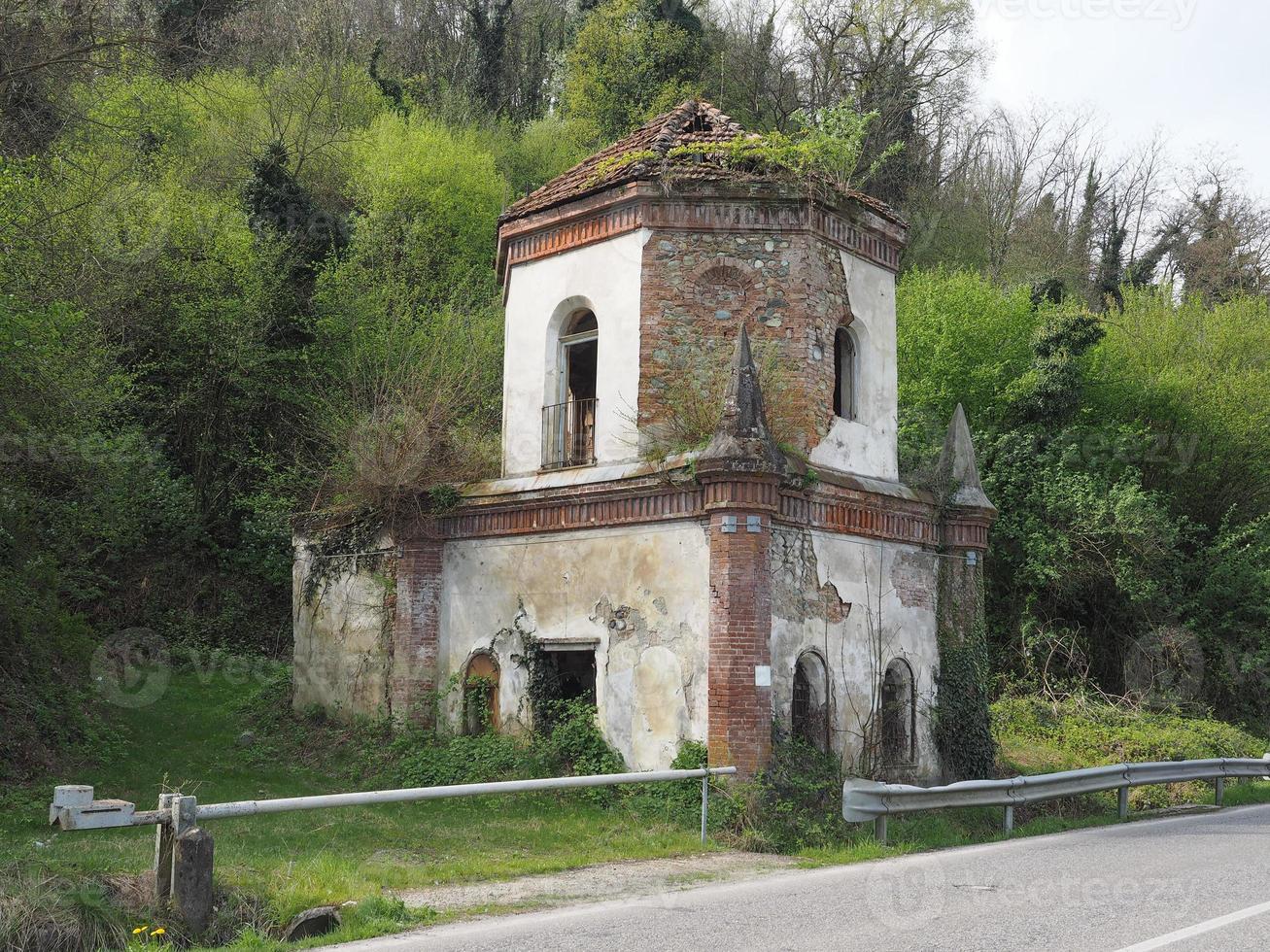 ruínas da capela gótica em chivasso, itália foto