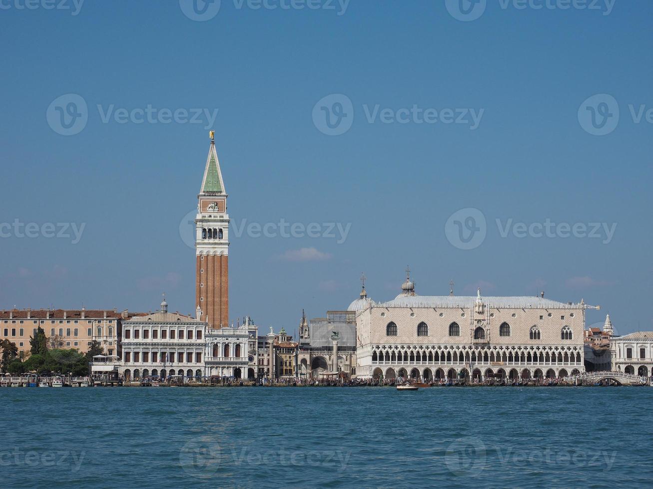 quadrado de São Marcos visto da bacia de São Marcos em Veneza foto