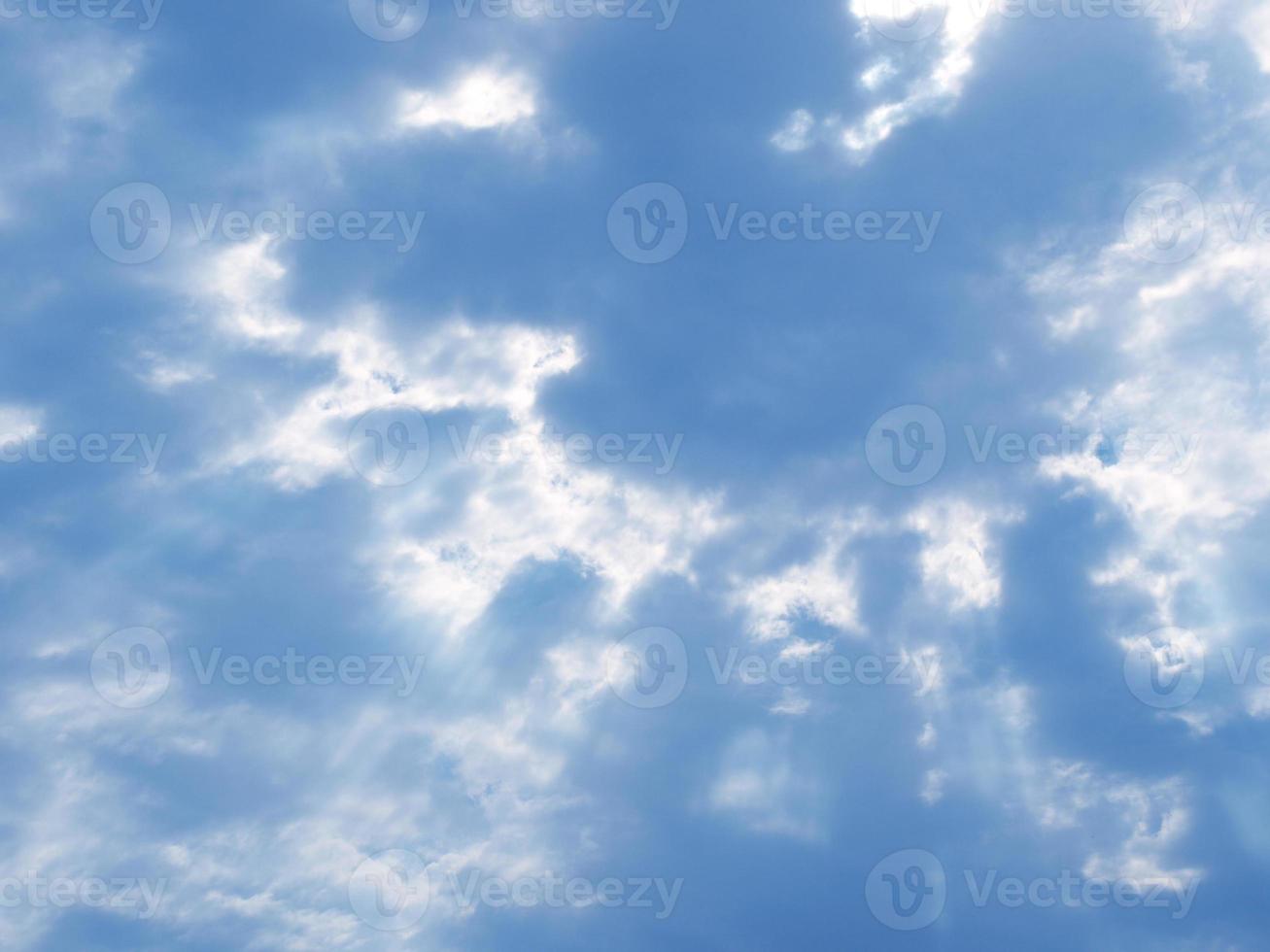 céu azul com nuvens foto