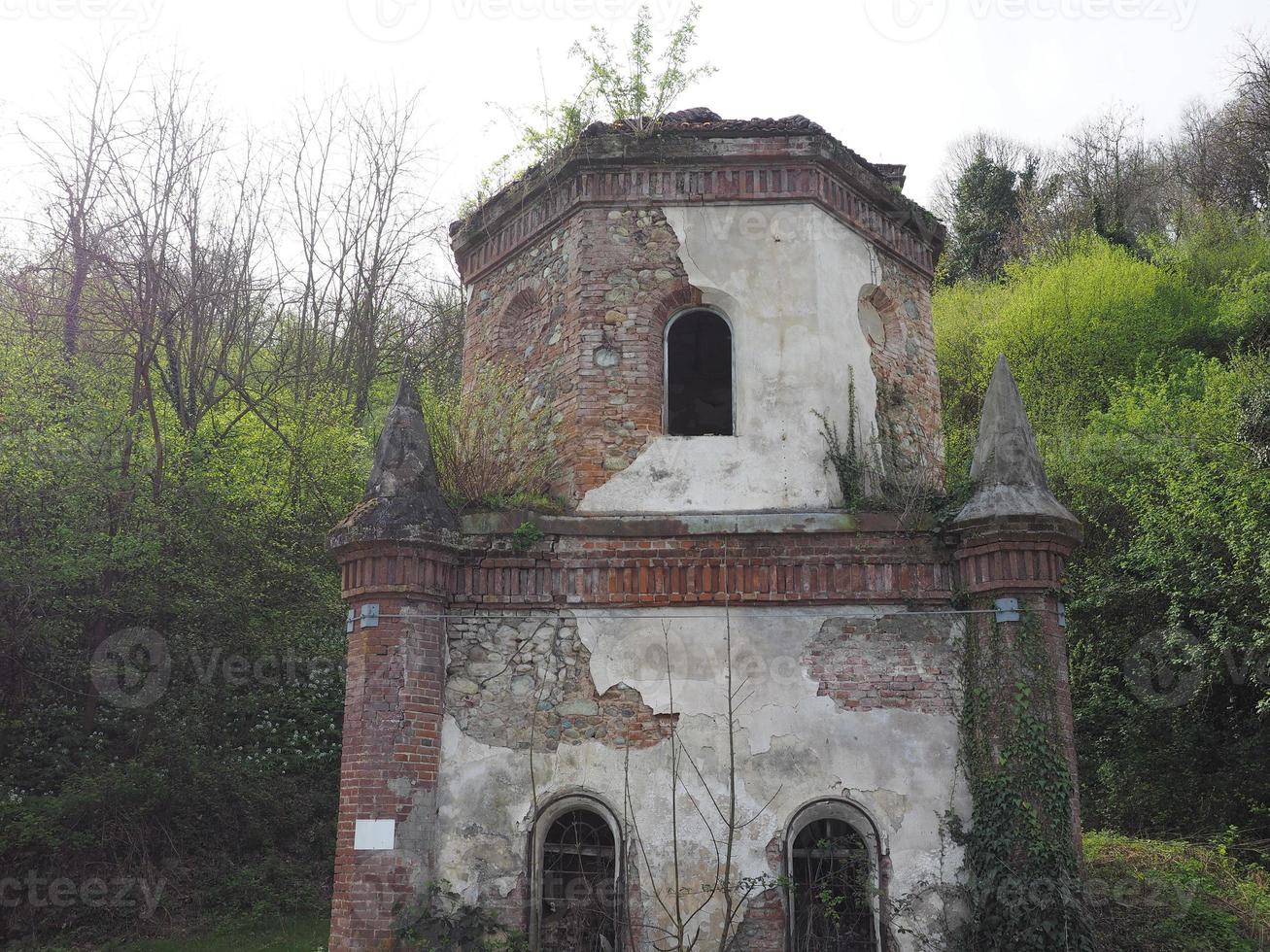 ruínas da capela gótica em chivasso, itália foto