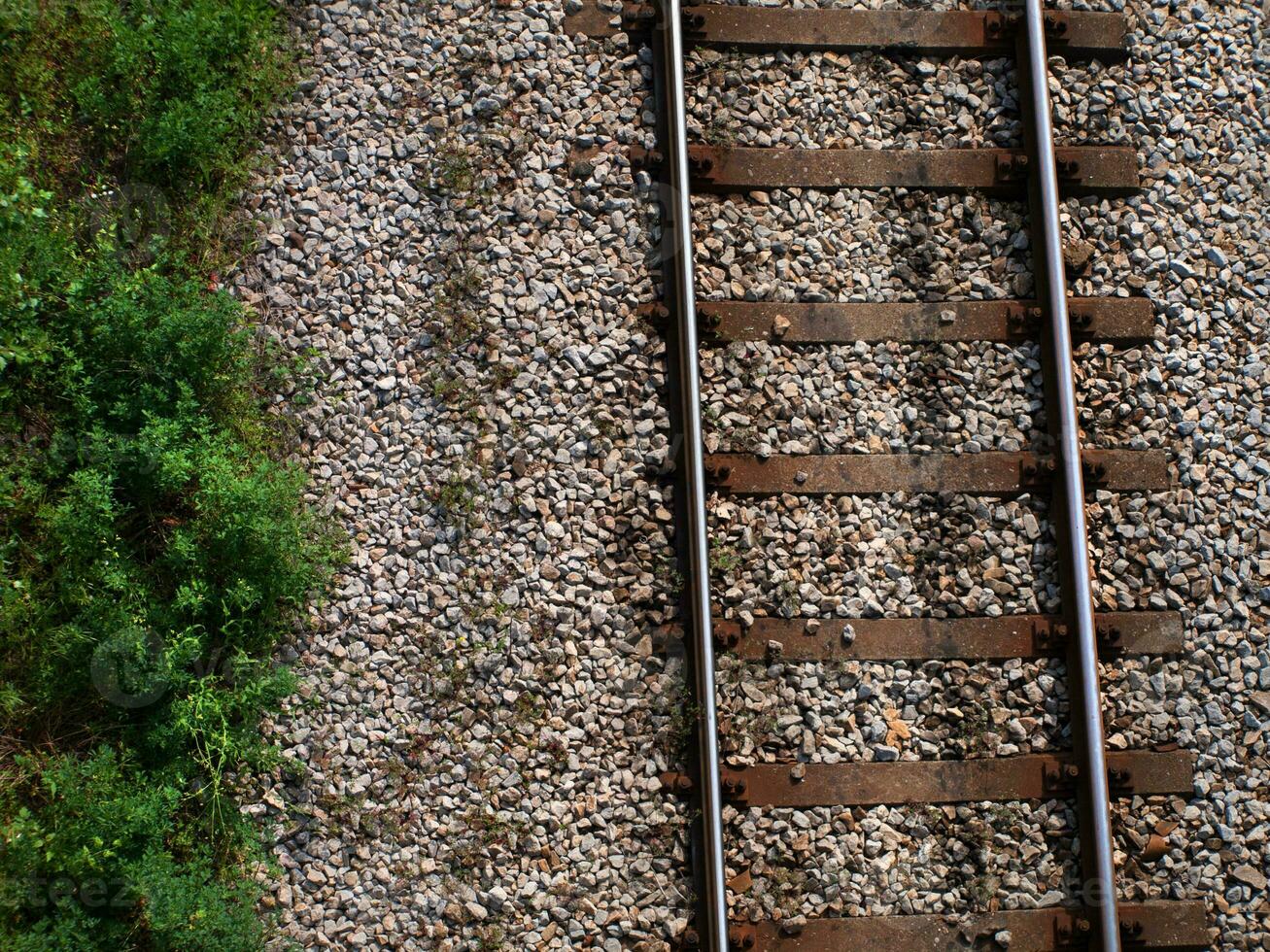 trem faixas e vegetação - topo Visão tiro foto