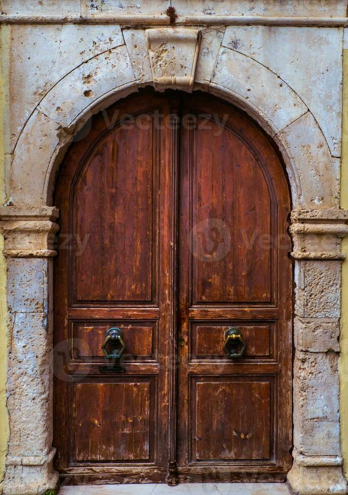 velho de madeira porta dentro a velho parte do Cidade - veneziano estilo foto