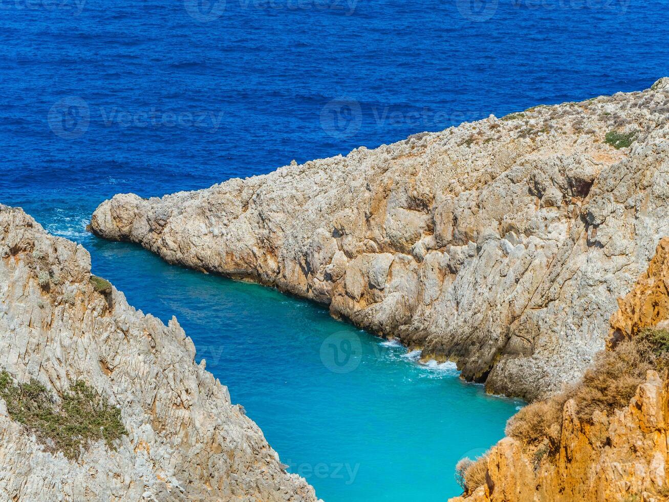 laranja falésias e lindo azul mar - Creta, Grécia foto