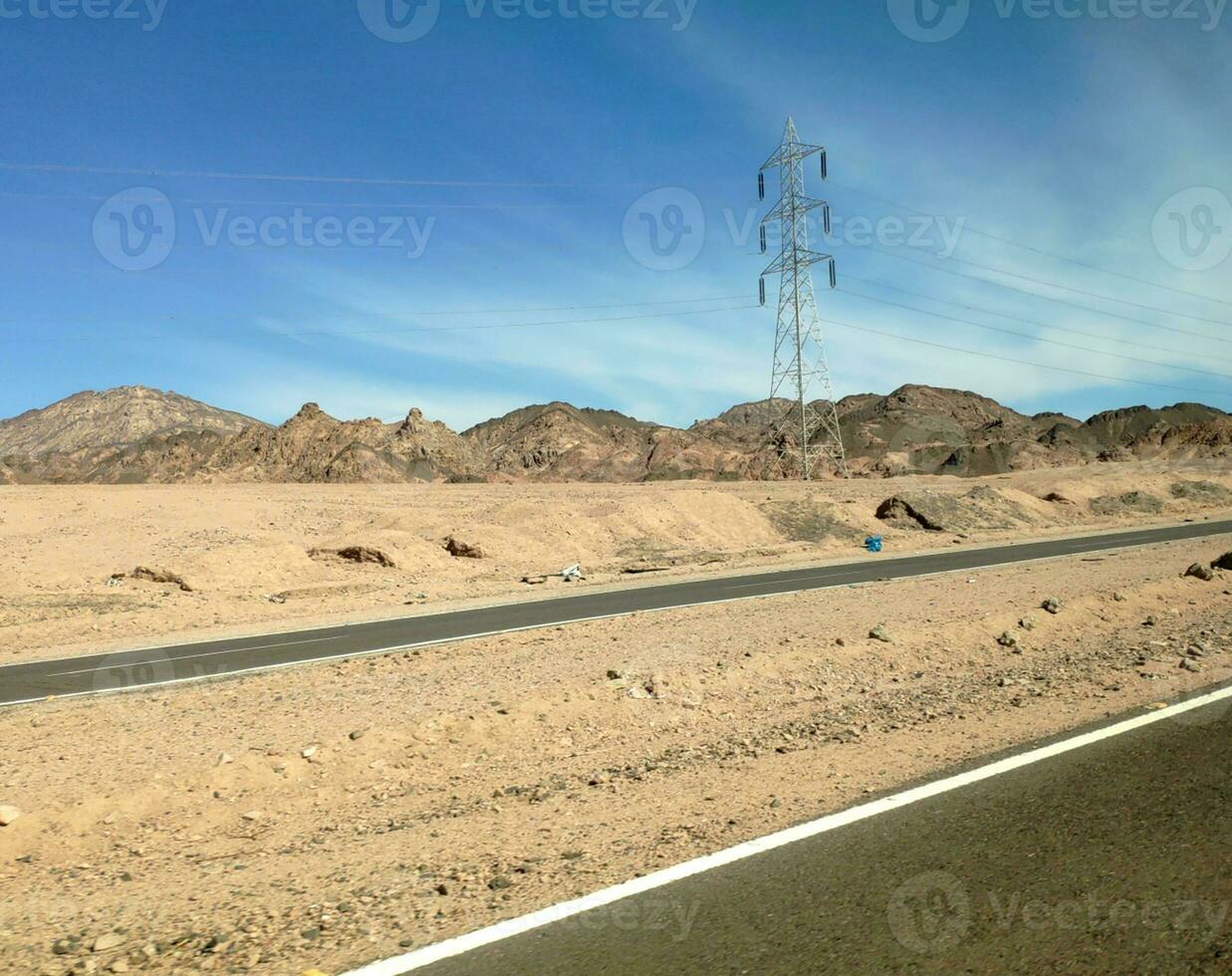 estrada dentro a deserto, Sinai montanhas, colinas foto