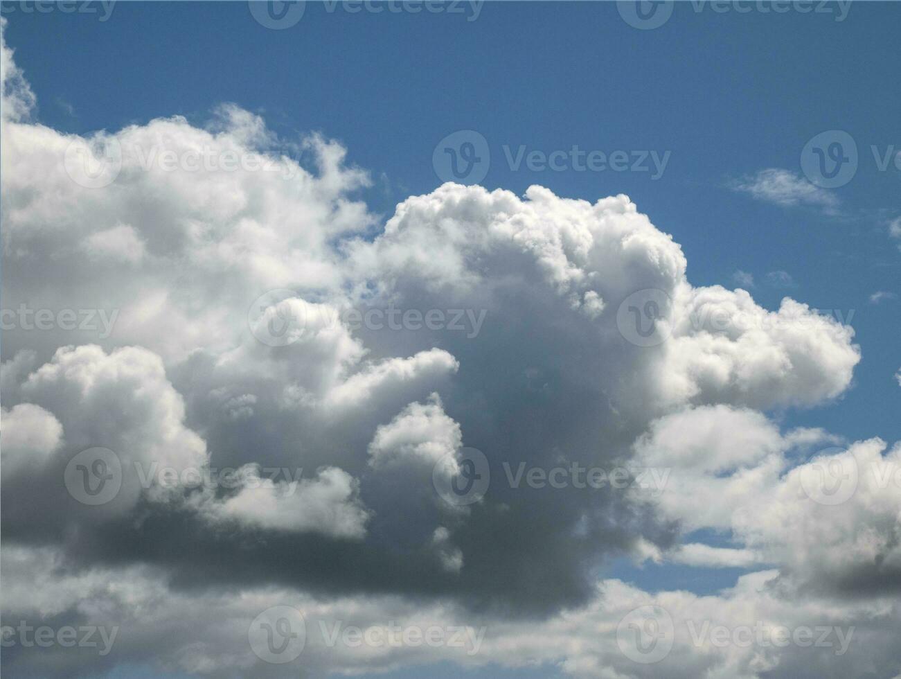 branco nuvens sobre azul verão céu fundo. fofo cumulus nuvens forma foto