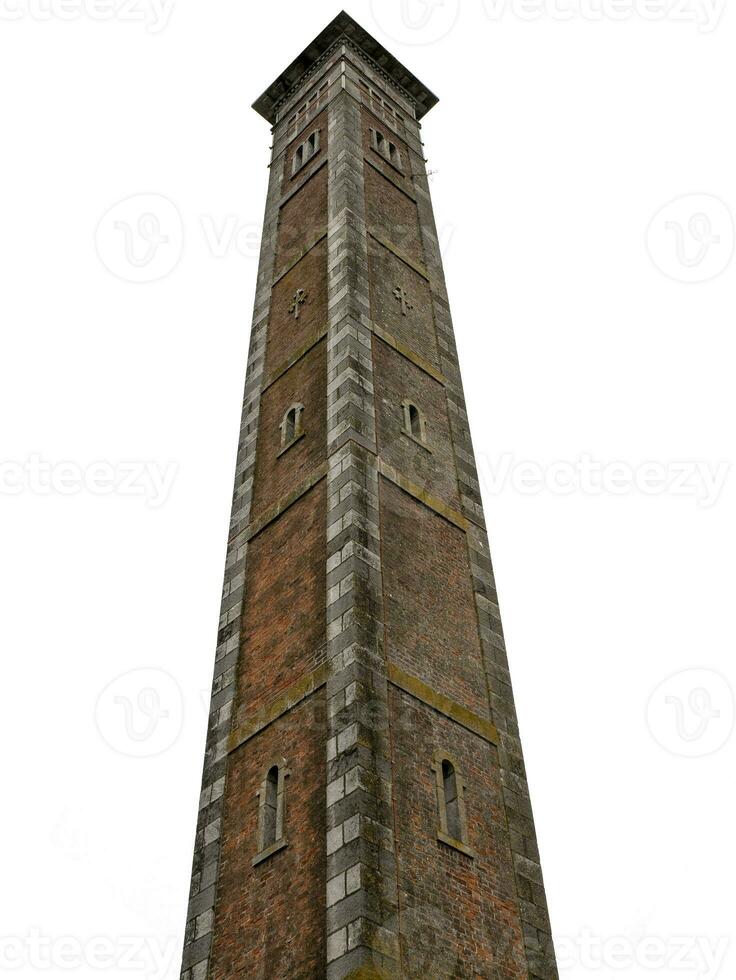 Alto tijolo torre construção sobre branco fundo foto