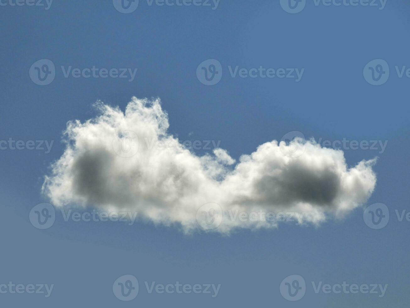 solteiro branco nuvem sobre azul céu fundo. fofo cumulus nuvem forma foto