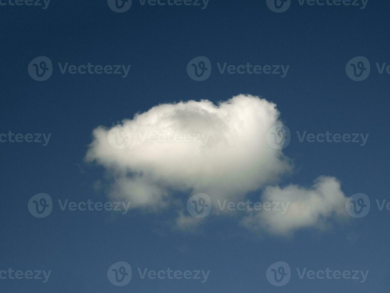 solteiro branco nuvem sobre azul céu fundo. fofo cumulus nuvem forma foto