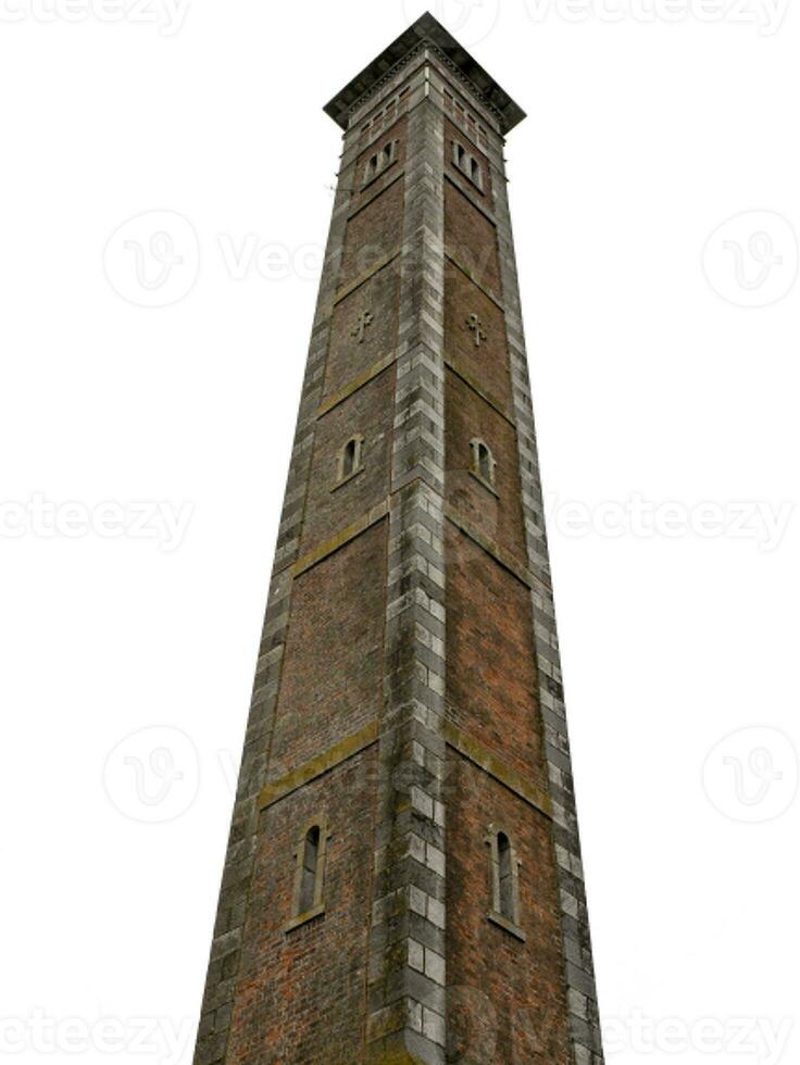 Alto tijolo torre construção sobre branco fundo foto