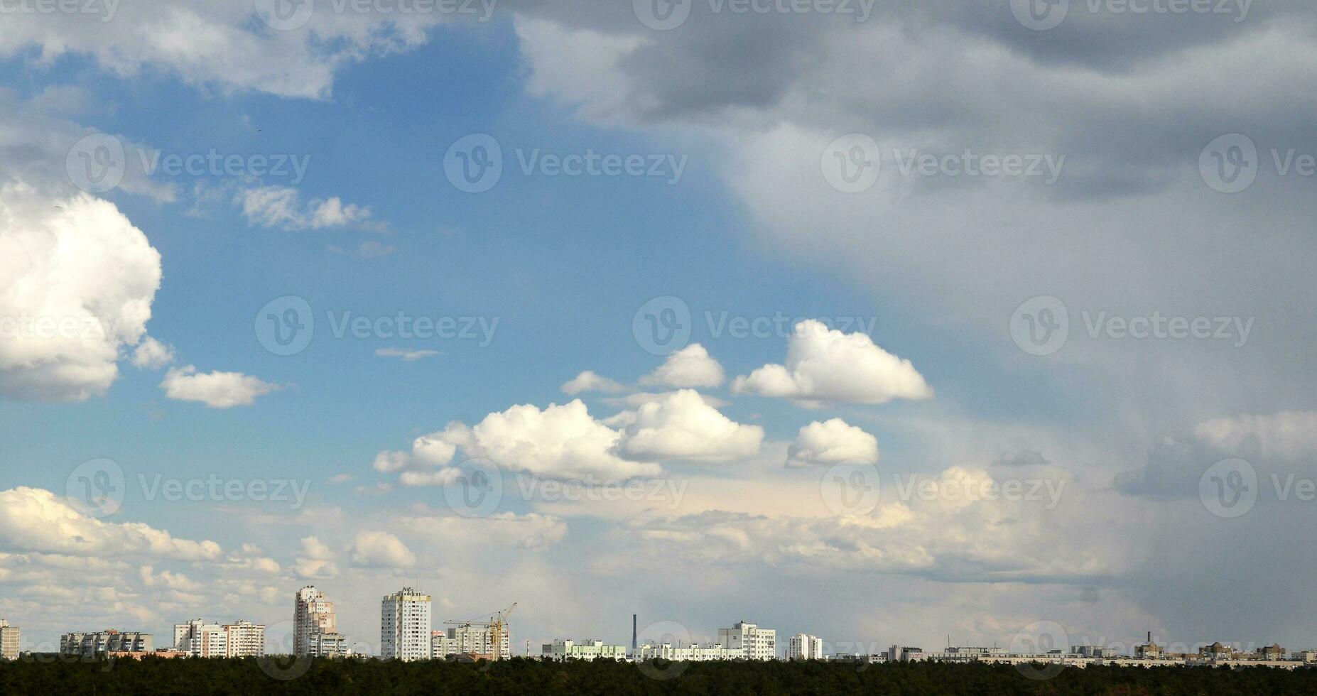 branco fofo nuvens vôo sobre verão floresta foto