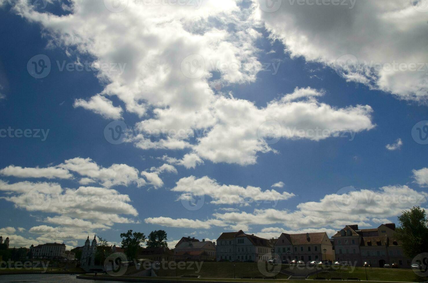 branco nuvens dentro profundo azul verão céu, sobre lindo casas foto