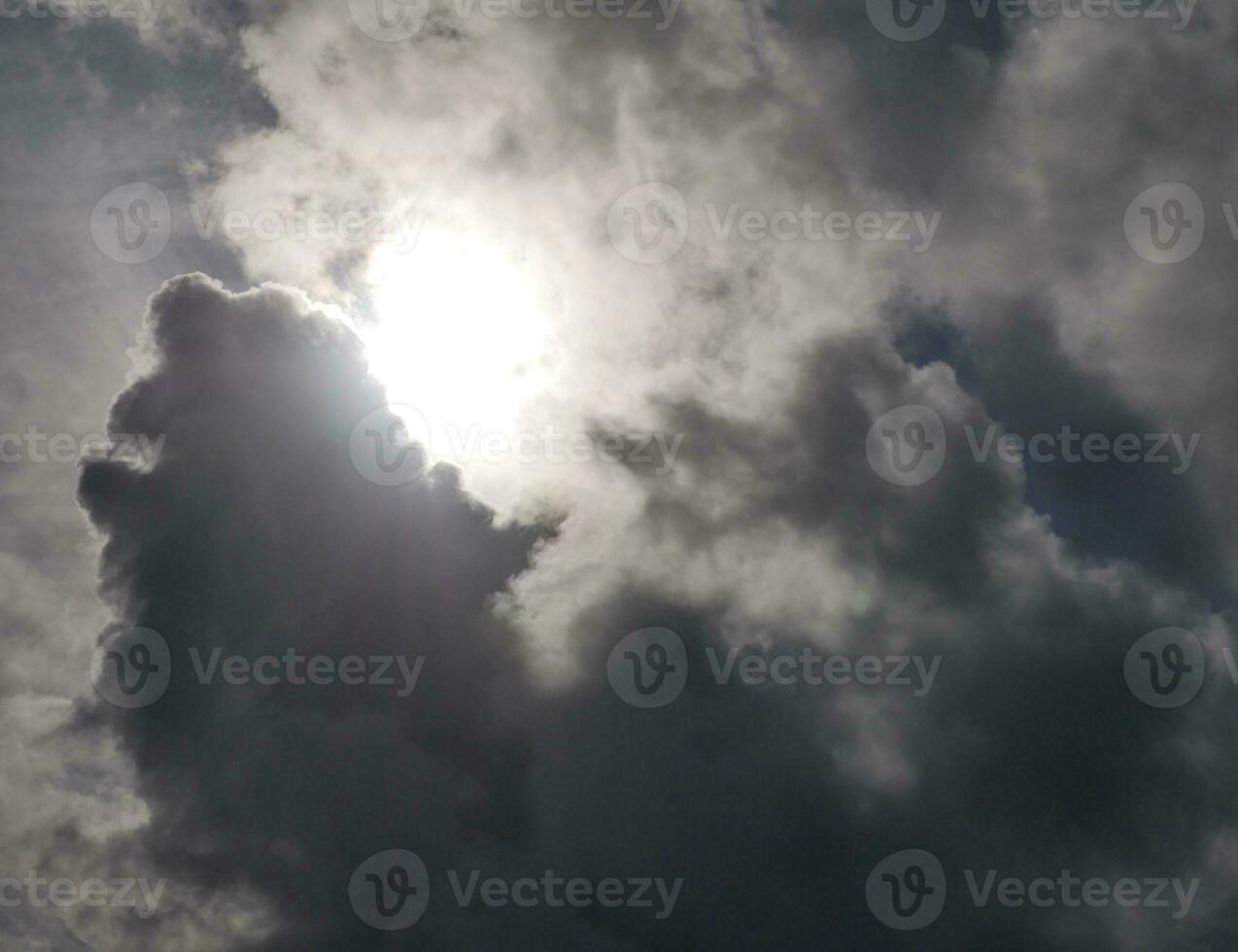 Sombrio nuvens dentro a tormentoso pôr do sol céu fundo, lindo céu foto