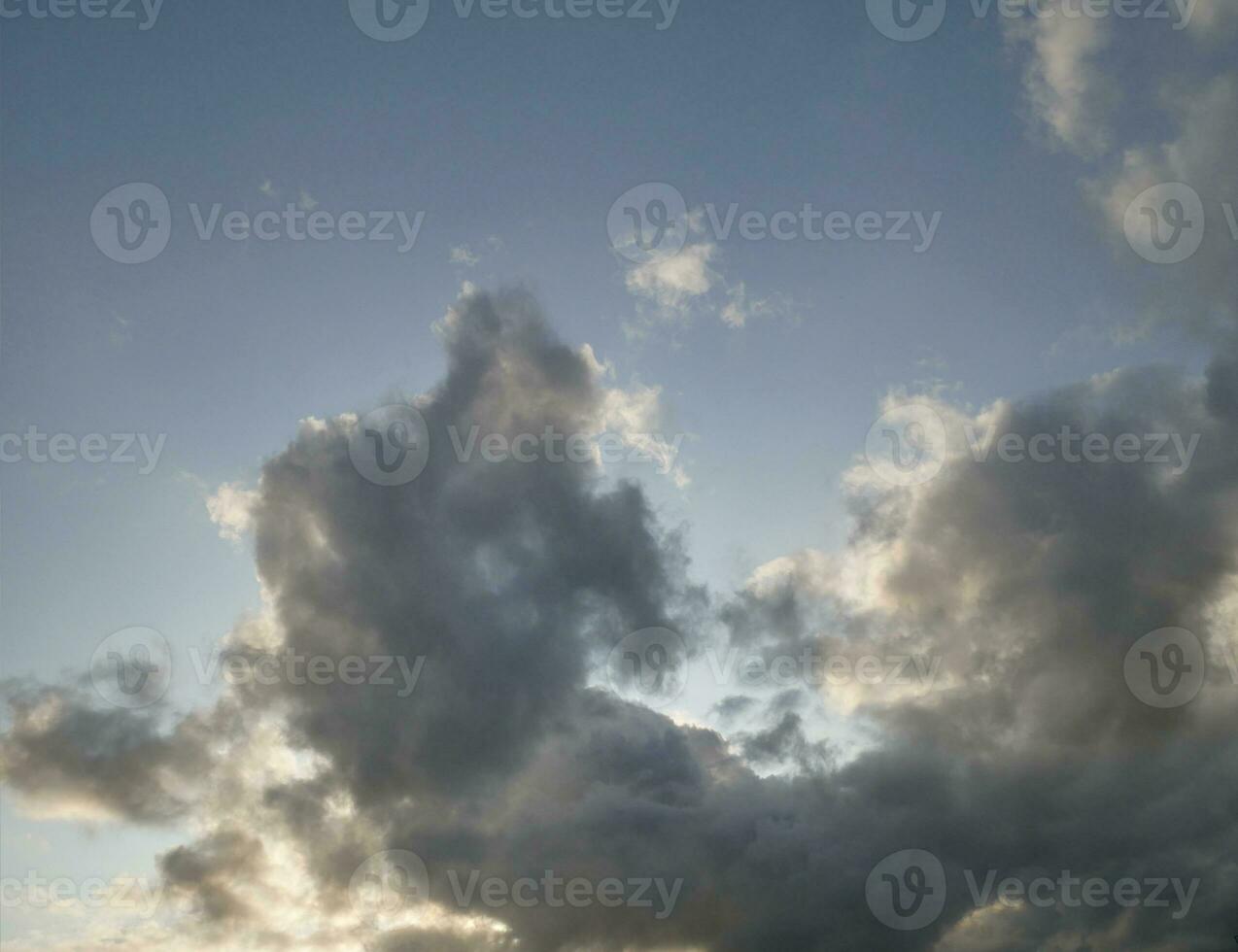 tormentoso céu com branco e cinzento nuvens fundo, lindo céu foto