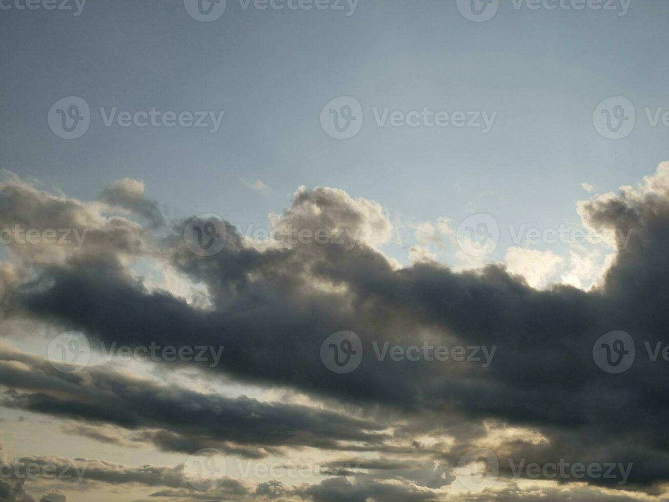 tormentoso céu com branco e cinzento nuvens fundo, lindo céu foto