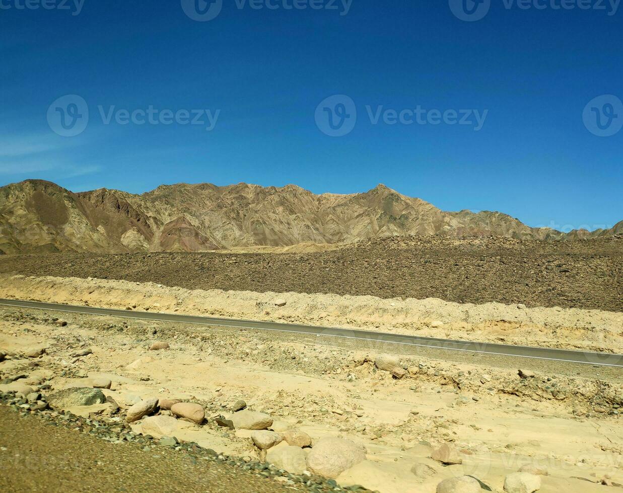 estrada dentro a deserto, Sinai montanhas, colinas foto