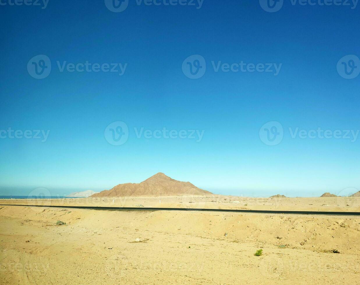 vulcão dentro a deserto e uma estrada foto