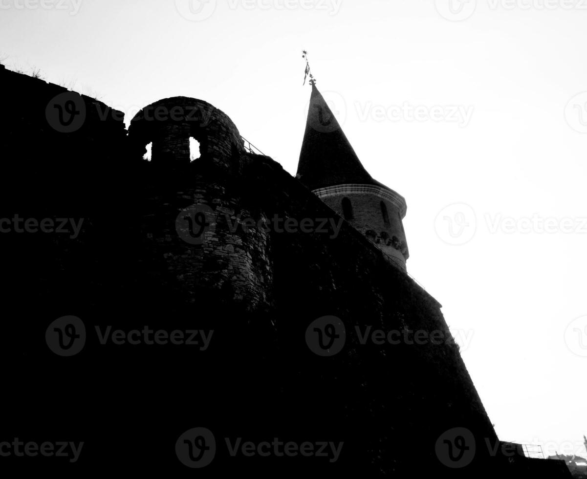 castelo parede e torre medieval fortificação silhueta foto