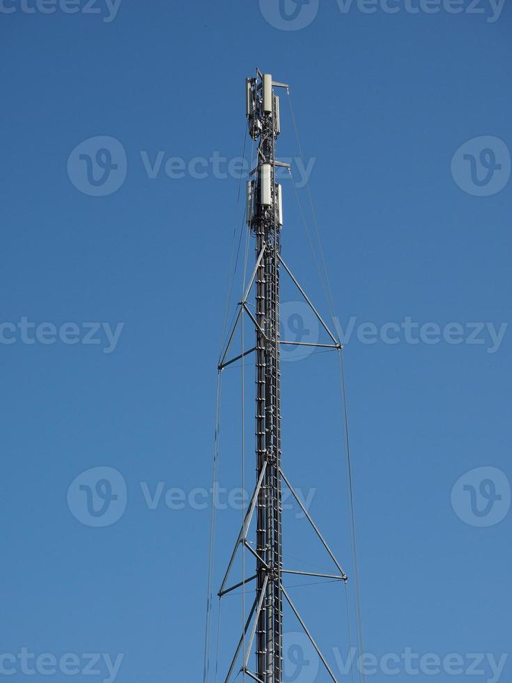 torre de antena aérea no céu azul foto