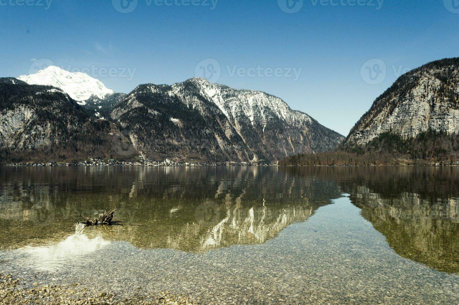 calma montanha lago dentro austríaco Alpes foto