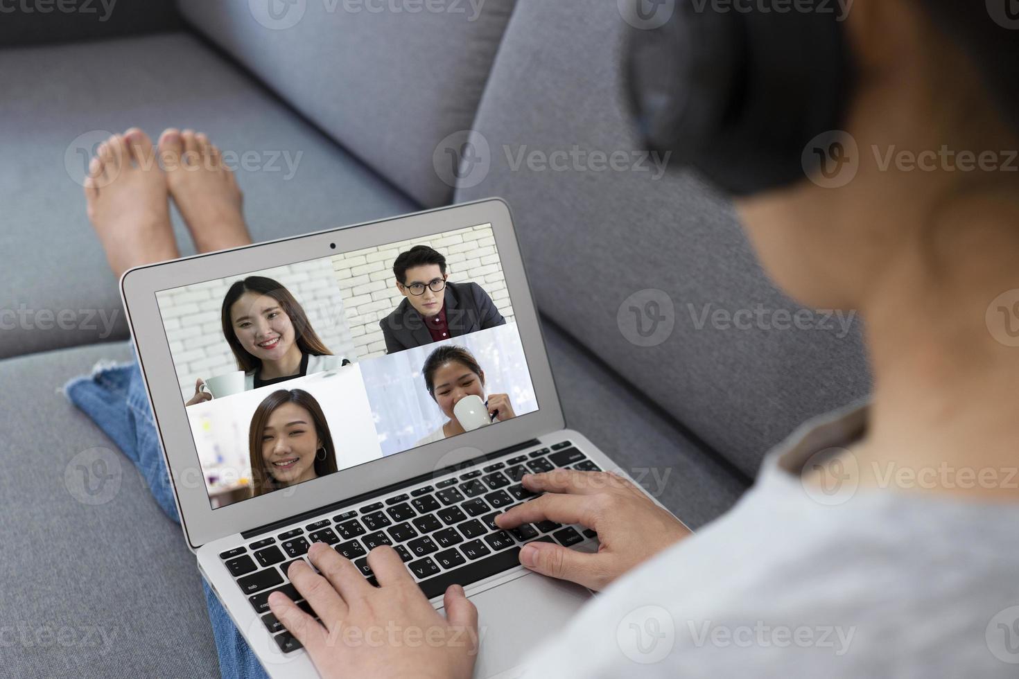mulher de negócios usando computador para fazer videochamadas com clientes foto