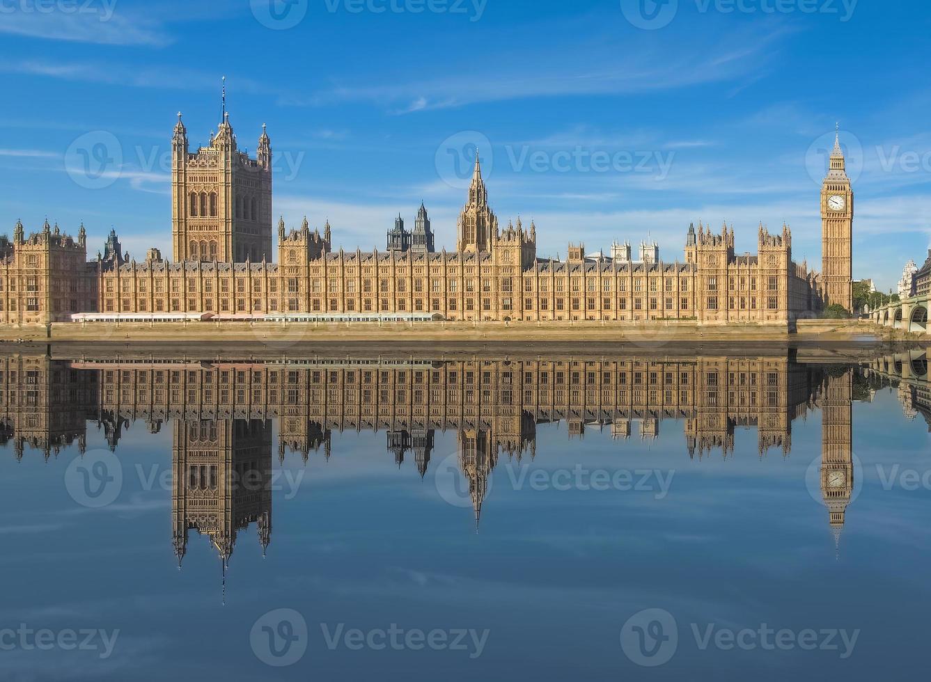 casas do parlamento refletidas no rio Tamisa em Londres foto