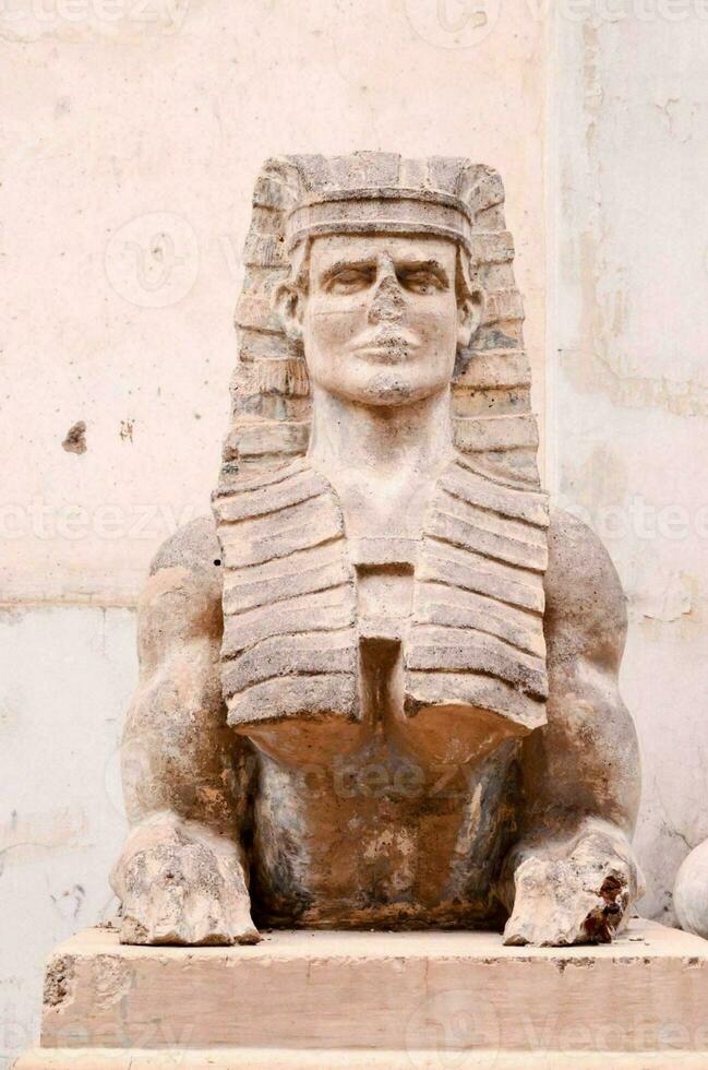 antigo esfinge estátua dentro a museu do antiguidades dentro Egito foto
