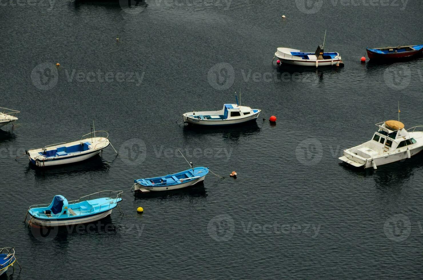 barcos dentro a Porto do santorini foto