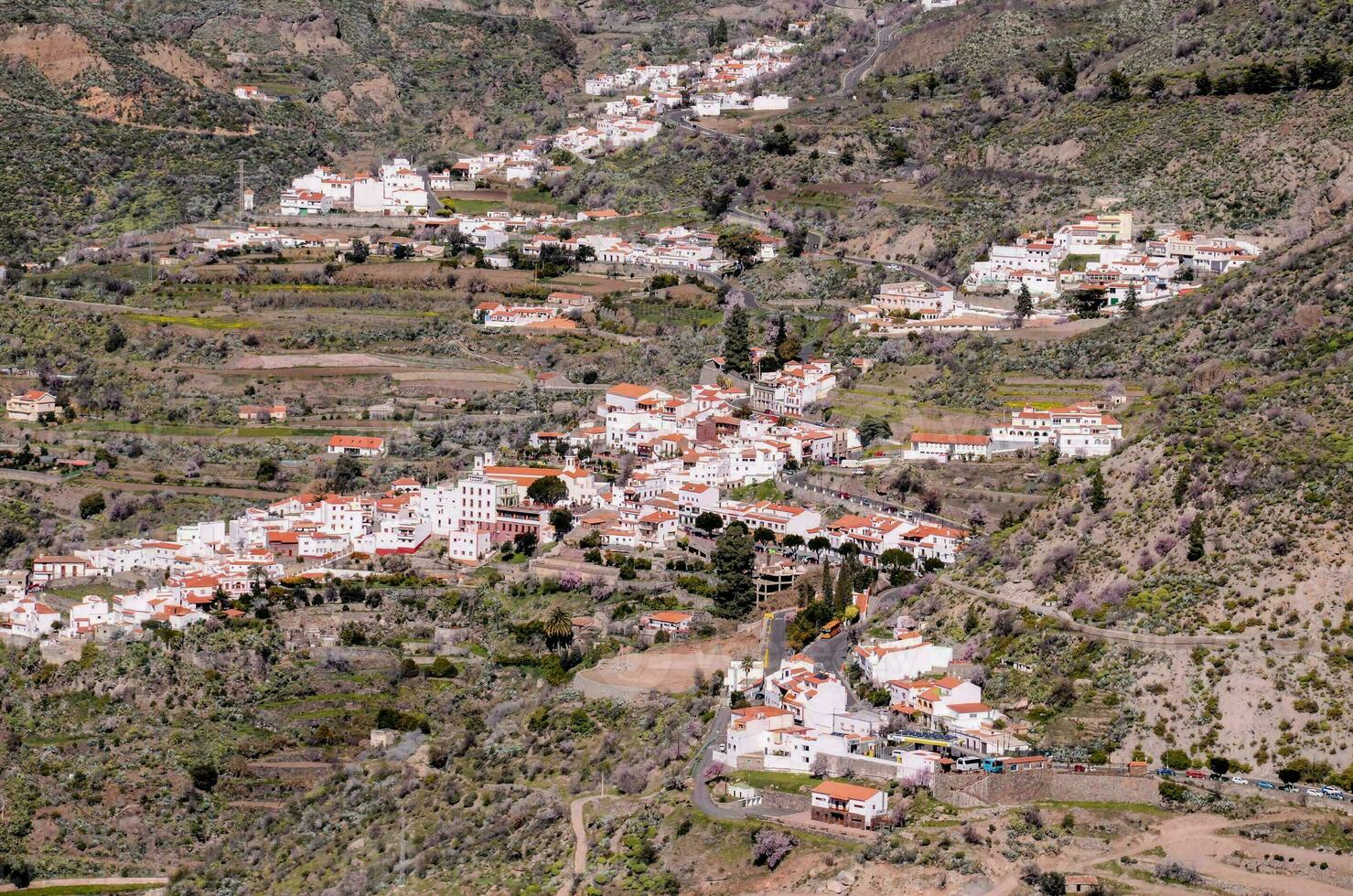 uma Vila dentro a montanhas com uma pequeno Cidade foto