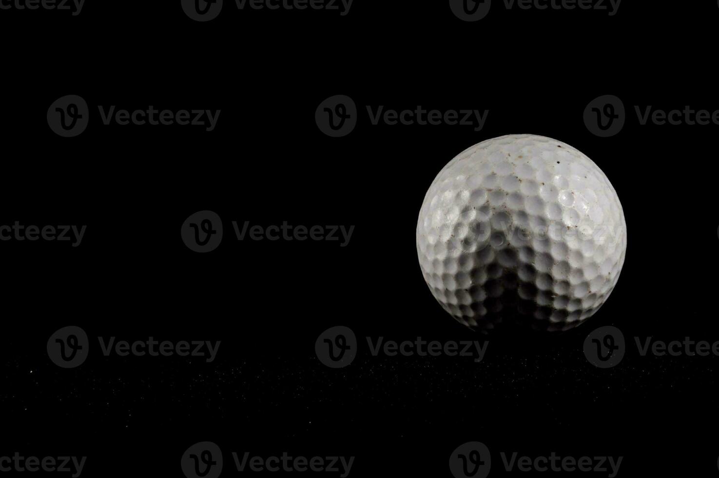 uma golfe bola em uma Preto fundo foto