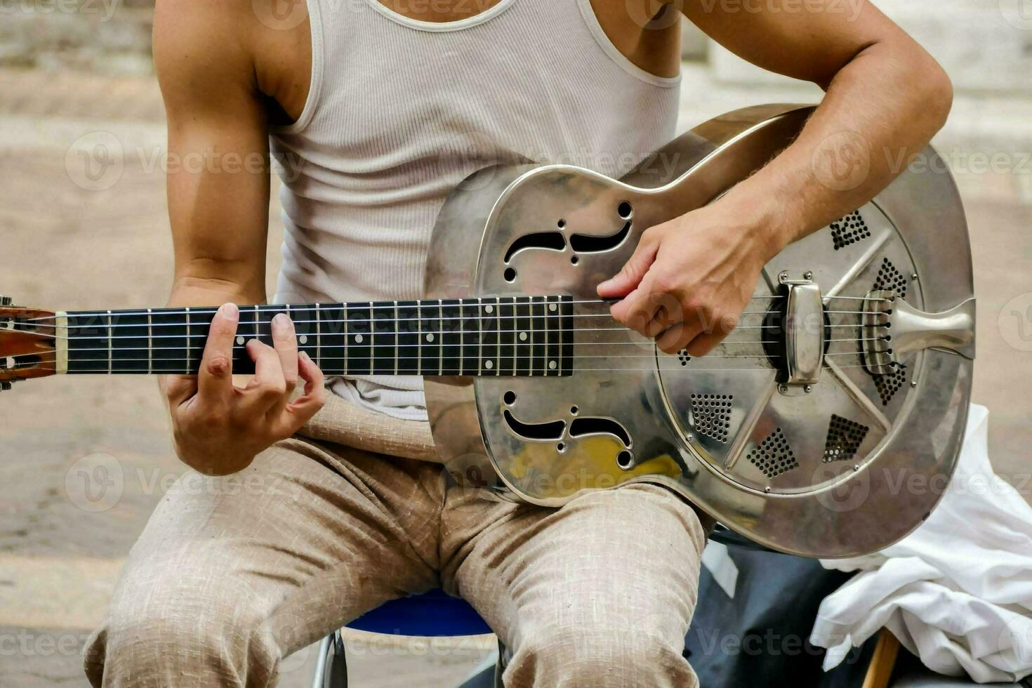 uma homem jogando guitarra foto