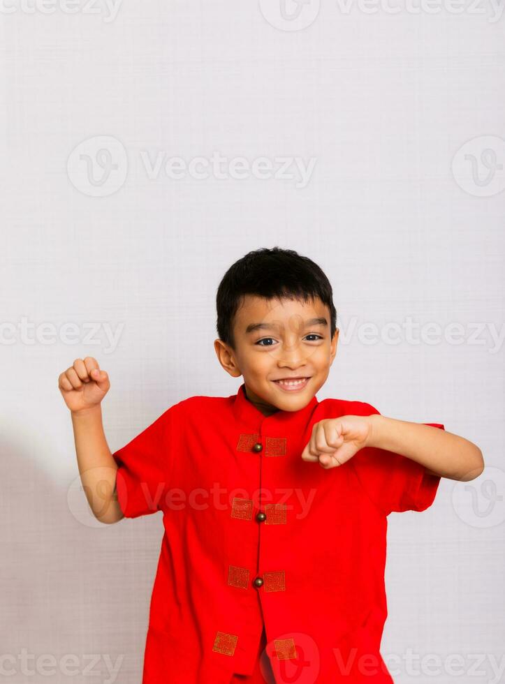 pequeno Garoto moda sorridente criança dentro vermelho chinês vestir, estilo e moda Ideias para crianças. chinês Novo ano foto