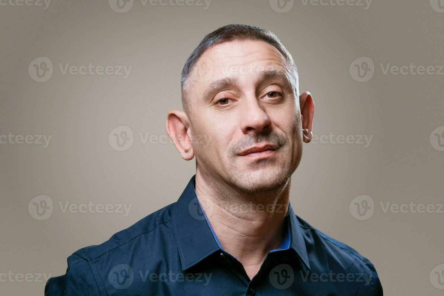 retrato do uma homem dentro uma Sombrio azul camisa foto