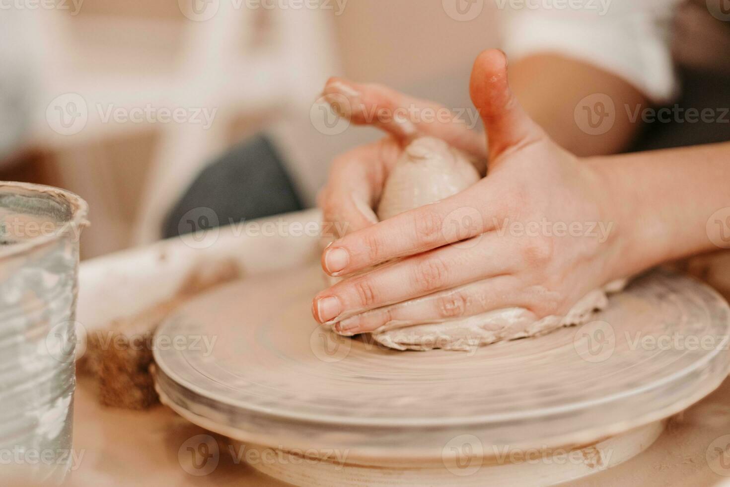 modelagem em uma de oleiro roda. mãos estão moldado a partir de argila. criativo oficina. a menina esculpe a partir de argila. trabalhando atmosfera dentro a oficina. passatempo para a alma foto