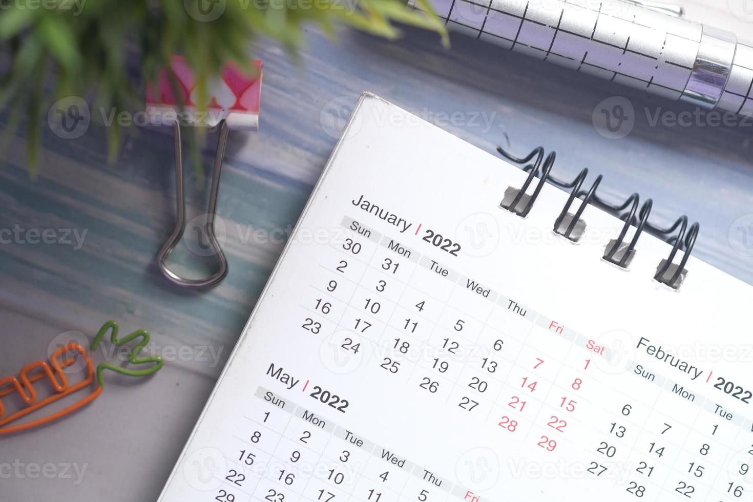 2022 mês de janeiro no calendário na mesa do escritório foto