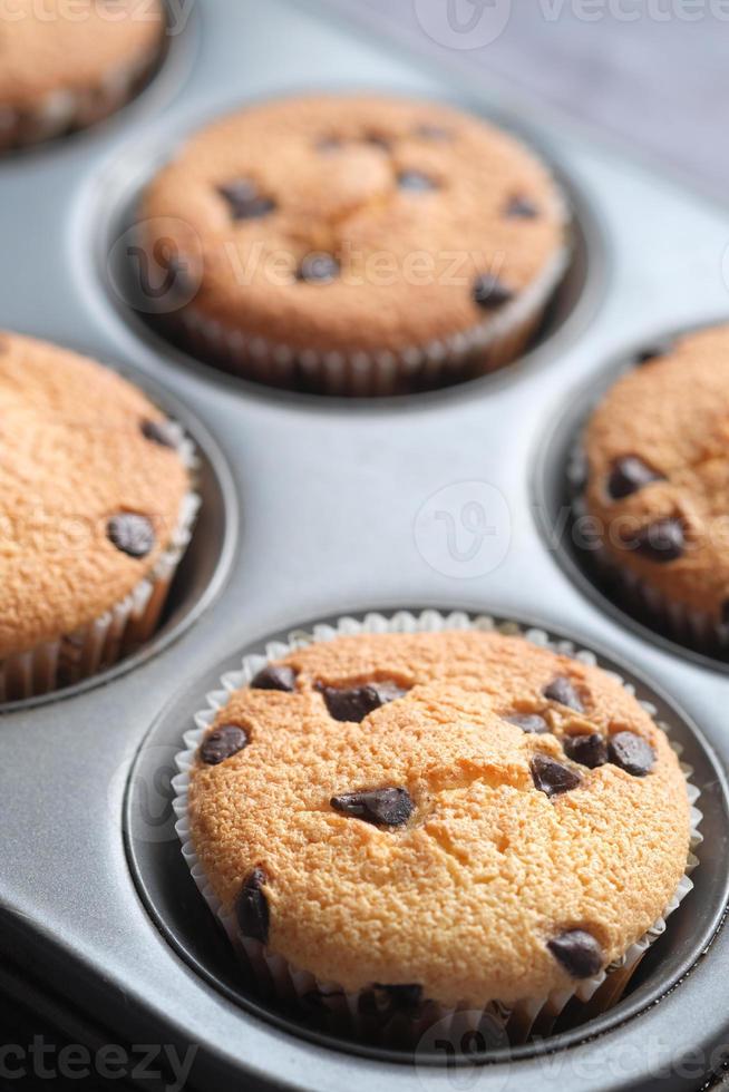 detalhe de muffin e assadeira na mesa, foto