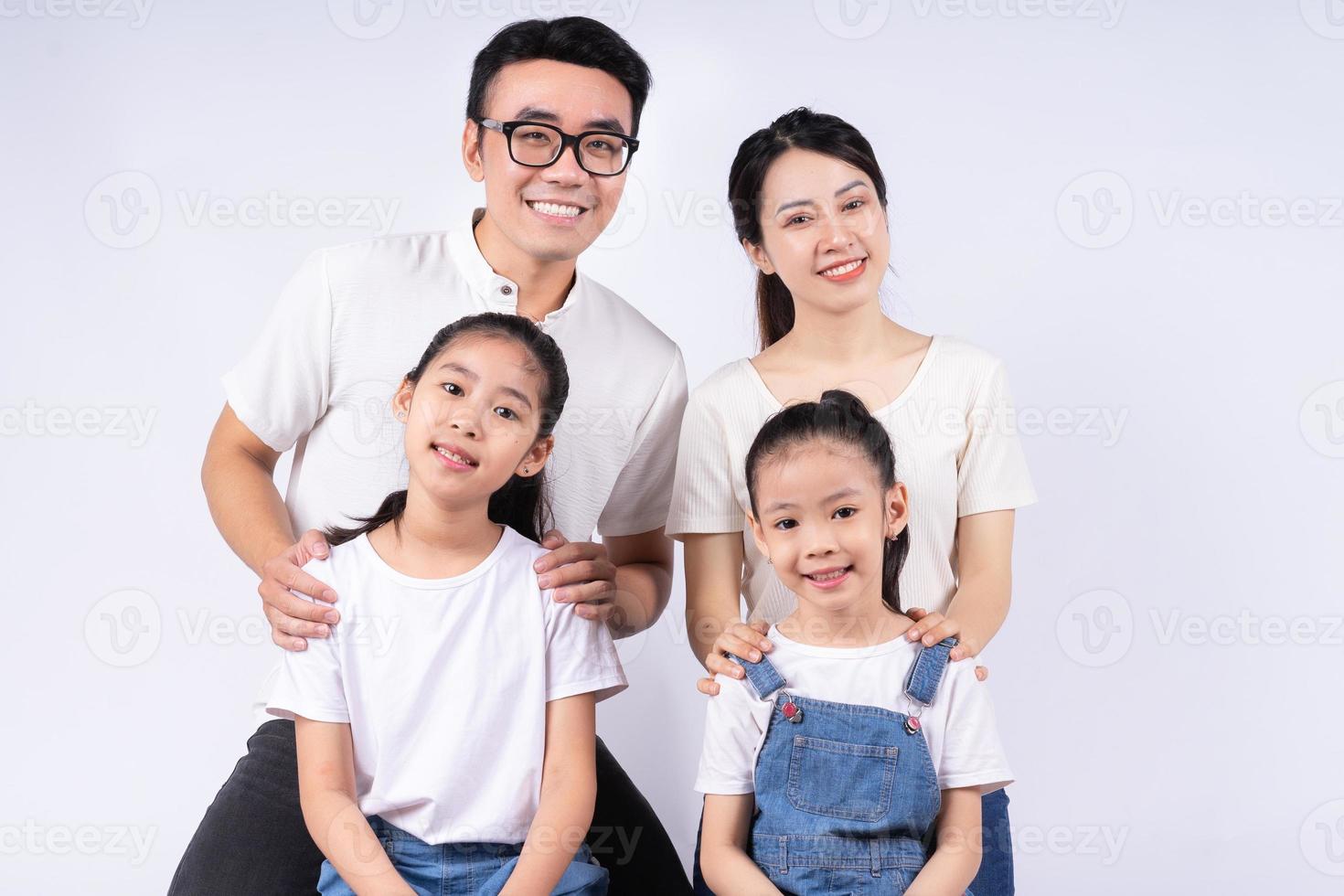 retrato de família asiática em fundo branco foto