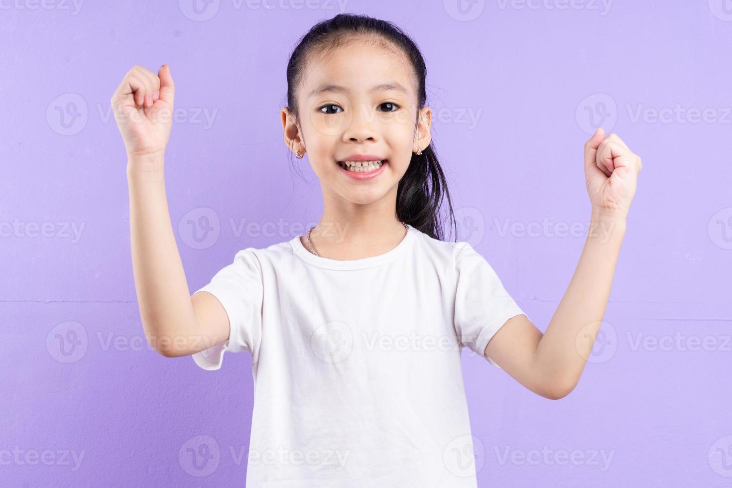 retrato de criança asiática em fundo roxo foto