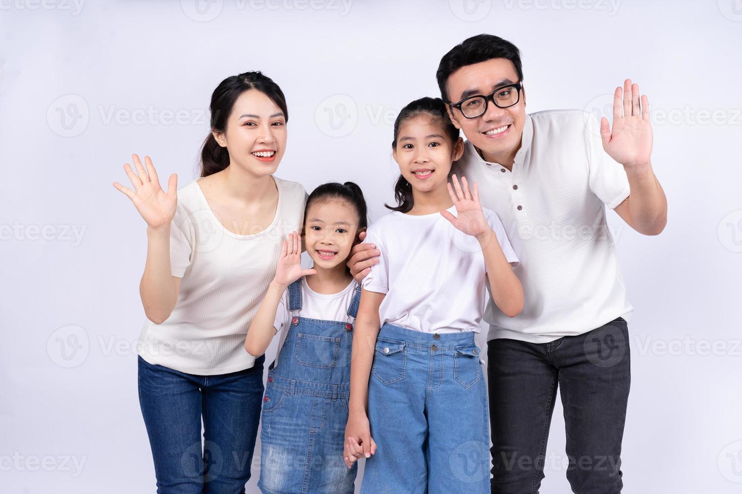 retrato de família asiática em fundo branco foto