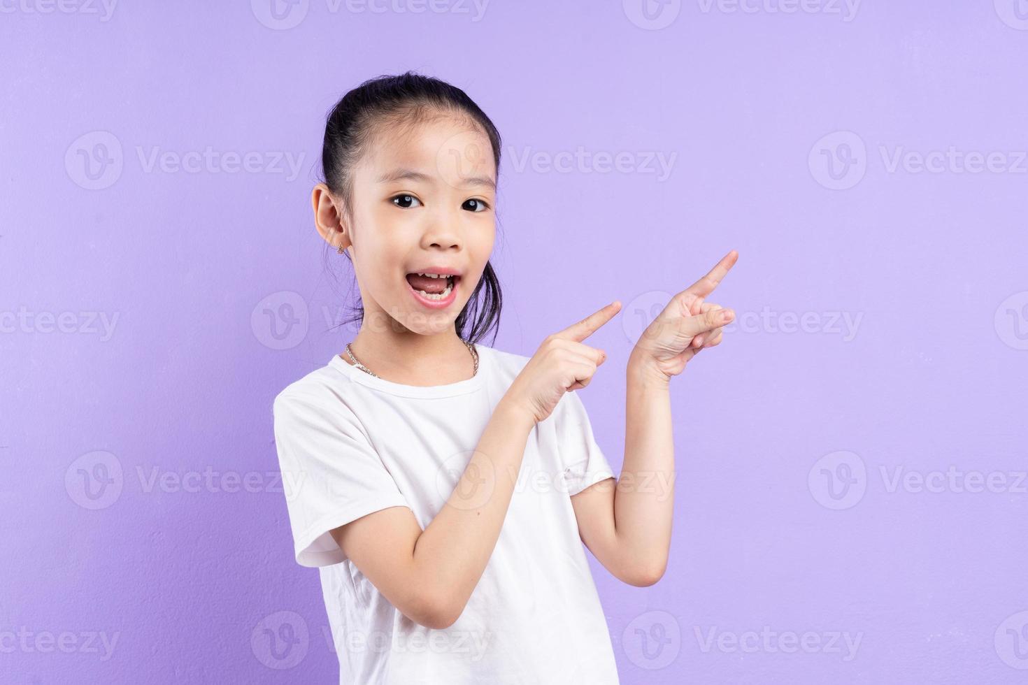 retrato de criança asiática em fundo roxo foto