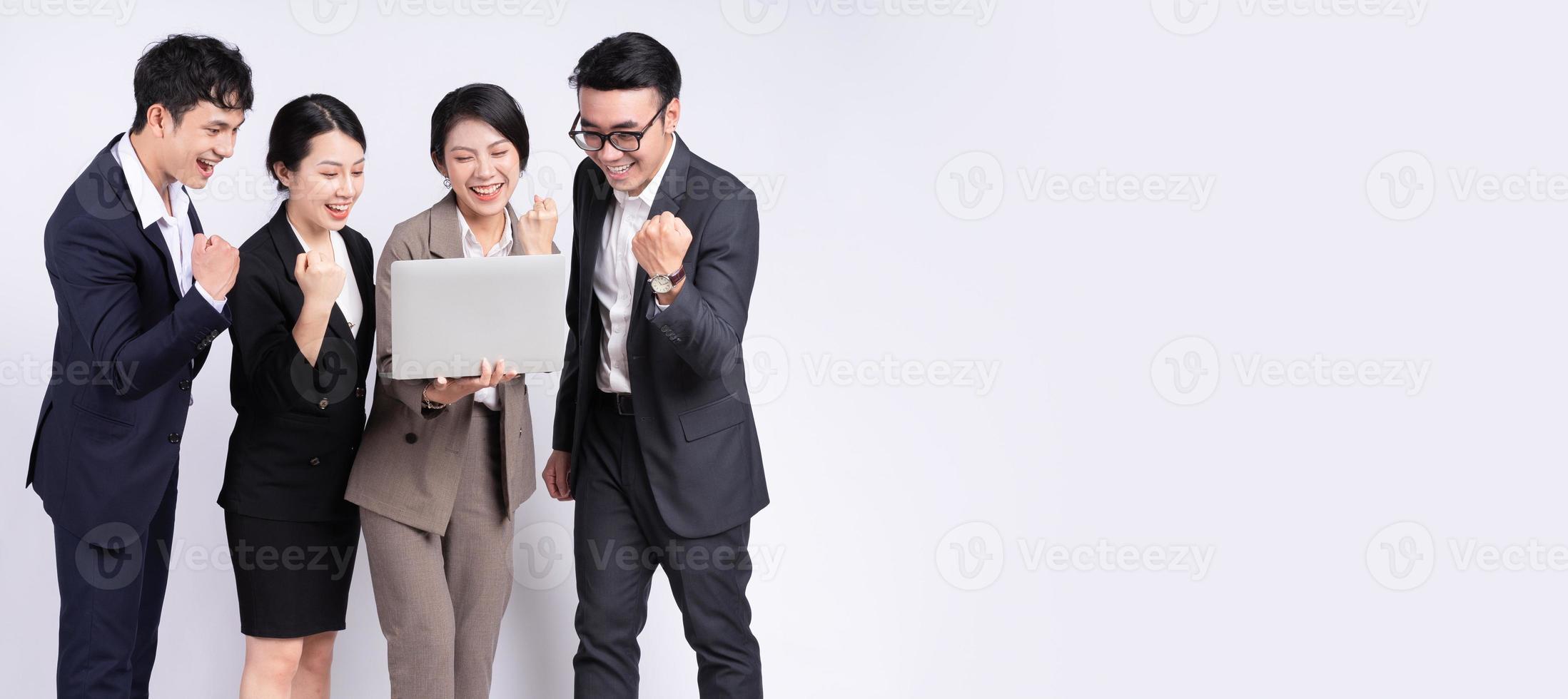 grupo de empresários asiáticos posando em um fundo branco foto